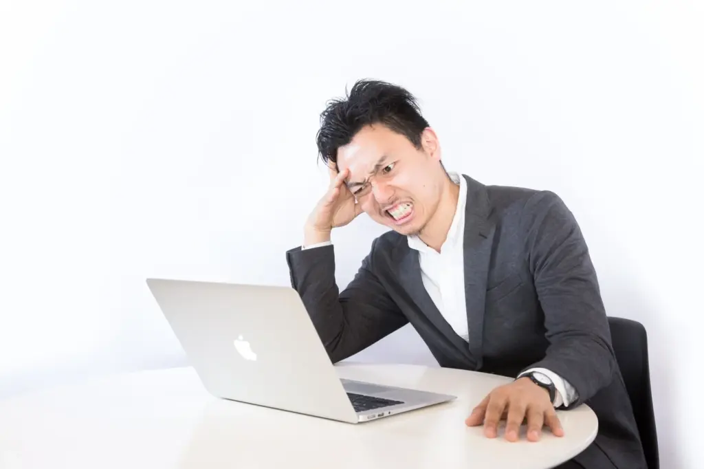 連絡がしつこすぎてこんな顔になっている人、もう我慢しなくていいですよ。